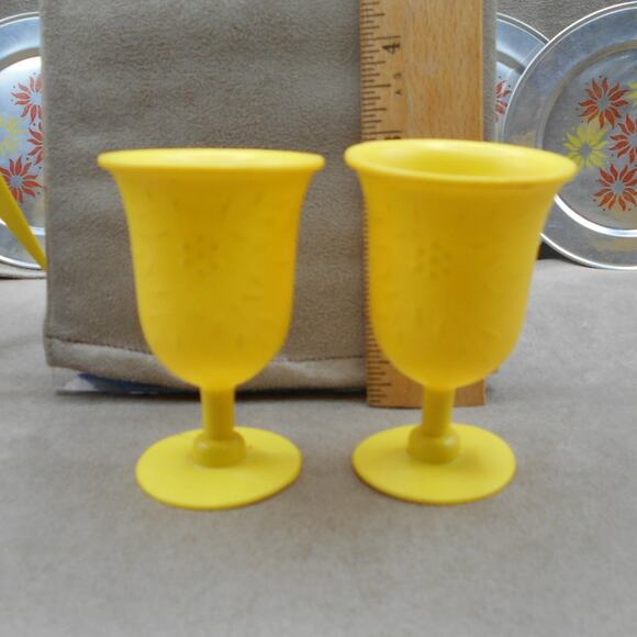 Vintage Aluminum Specialty Co./Chilton Yellow Coffee Pot, Tin Plates, & Cups - Picture 14 of 16